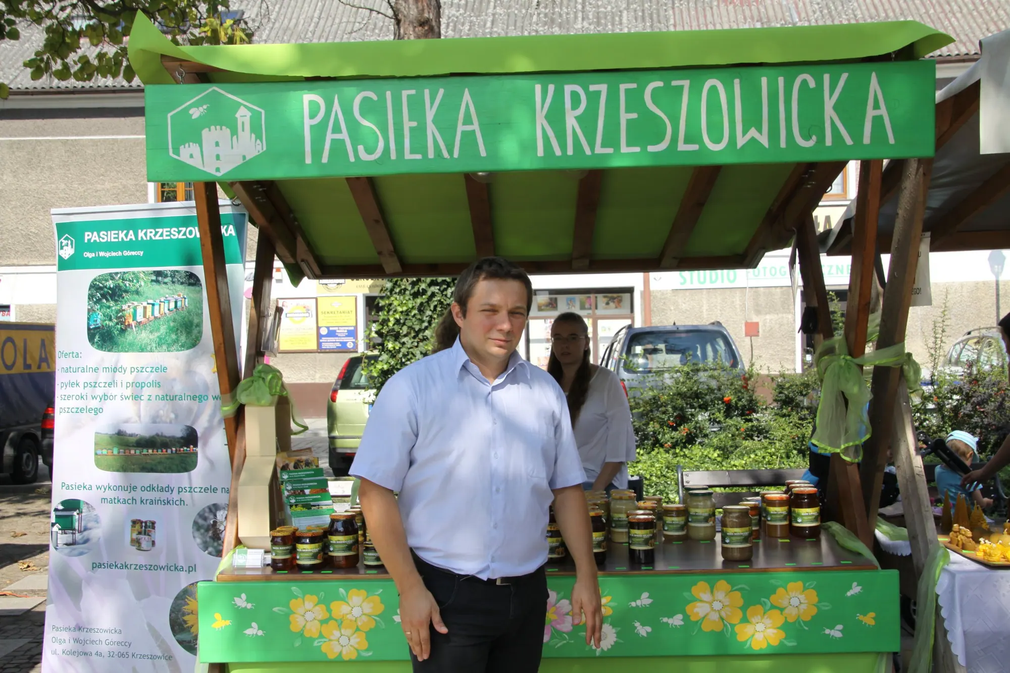 dr inż. Wojciech Górecki przy stoisku Pasieki Krzeszowickiej